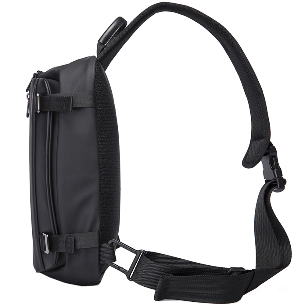 Geanta crossbody, tip rucsac unisex, din poliester este rezistenta la stropi, spate moale captusit cu buzunar antifurt, bareta cu trident si inel retractabil pentru chei, BANGE BG7322
