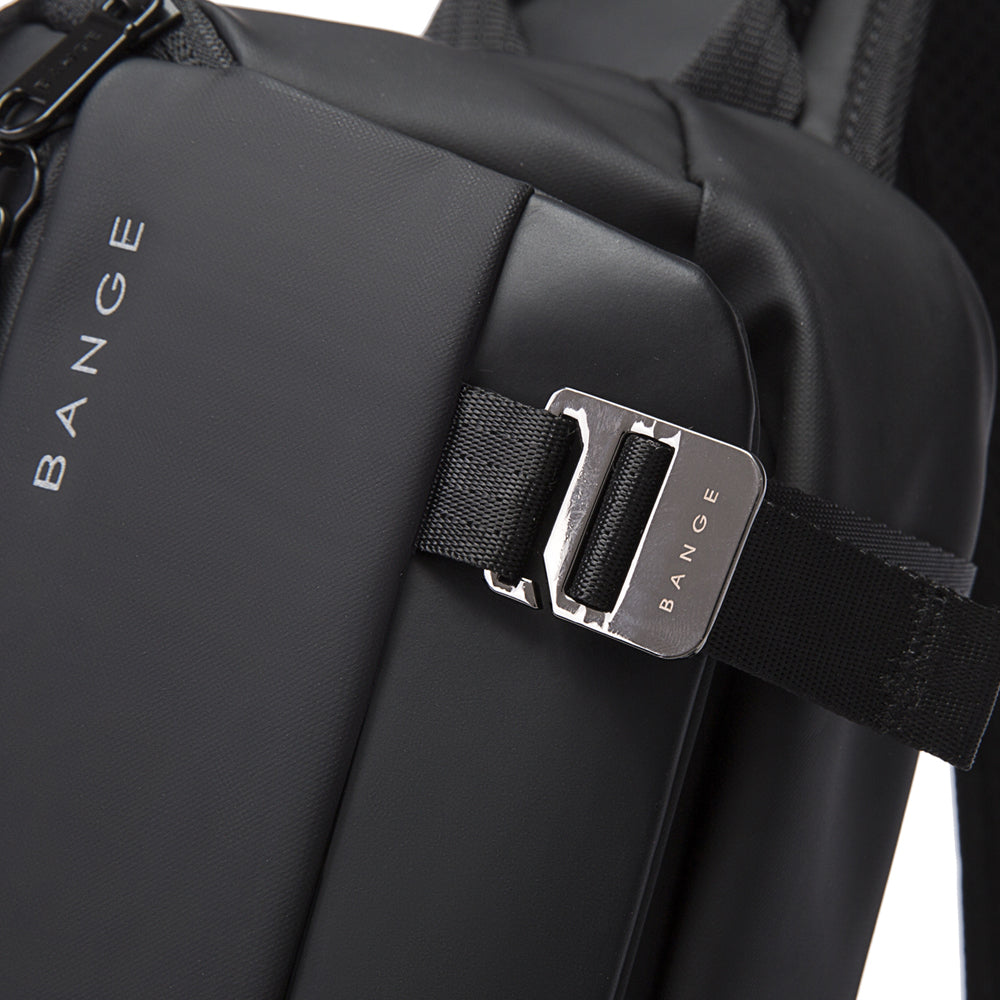Geanta crossbody, tip rucsac unisex, din poliester este rezistenta la stropi, spate moale captusit cu buzunar antifurt, bareta cu trident si inel retractabil pentru chei, BANGE BG7322