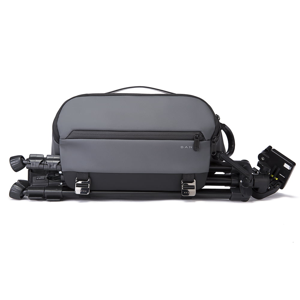 Geanta crossbody, tip rucsac unisex, din poliester este rezistenta la stropi, spate moale captusit cu buzunar antifurt, bareta cu trident si inel retractabil pentru chei, BANGE BG7322