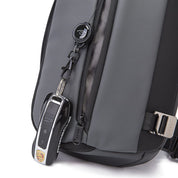 Geanta crossbody, tip rucsac unisex, din poliester este rezistenta la stropi, spate moale captusit cu buzunar antifurt, bareta cu trident si inel retractabil pentru chei, BANGE BG7322