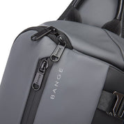 Geanta crossbody, tip rucsac unisex, din poliester este rezistenta la stropi, spate moale captusit cu buzunar antifurt, bareta cu trident si inel retractabil pentru chei, BANGE BG7322