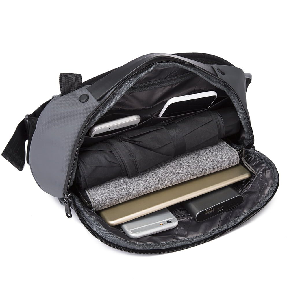 Geanta crossbody, tip rucsac unisex, din poliester este rezistenta la stropi, spate moale captusit cu buzunar antifurt, bareta cu trident si inel retractabil pentru chei, BANGE BG7322